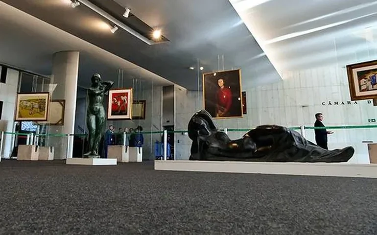 Exposição de arte reúne obras do arquiteto Nilo Teixeira e seu filho