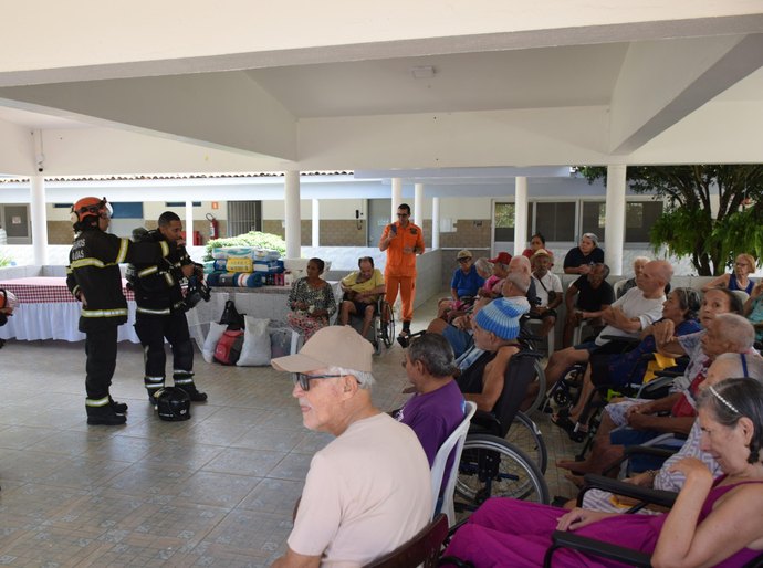 Corpo de Bombeiros promove ação solidária em casa de repouso para idosos