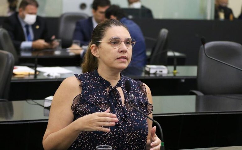 Deputada alerta que inaugurações de obras inacabadas prejudicam cidadãos e volta a cobrar execução de leis