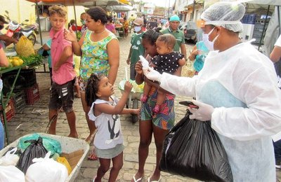 Semdsh Penedo distribui máscaras na feira livre em combate a Covid-19