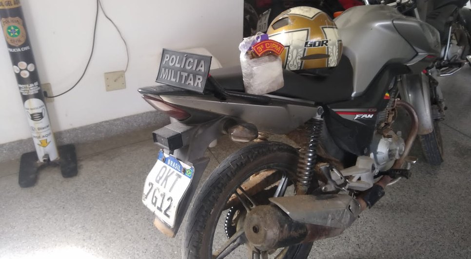 Motociclista com tablete de maconha atira contra policiais e foge a pé por matagal em Maruim / Foto: Foto: Polícia Militar/SE