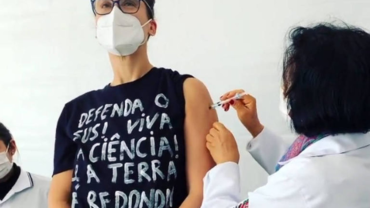 Paola Carosella Se emociona ao ser vacinada contra covid-19