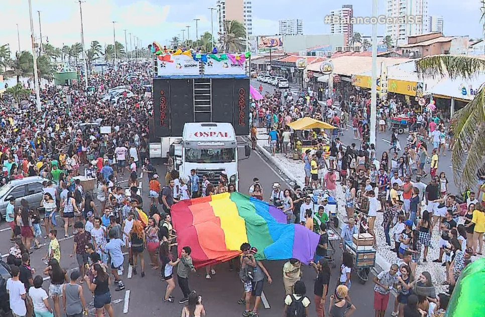 4227302233-decima-sexta-edicao-da-parada-lgbt-e-celebrada-na-orla-de-atalaia