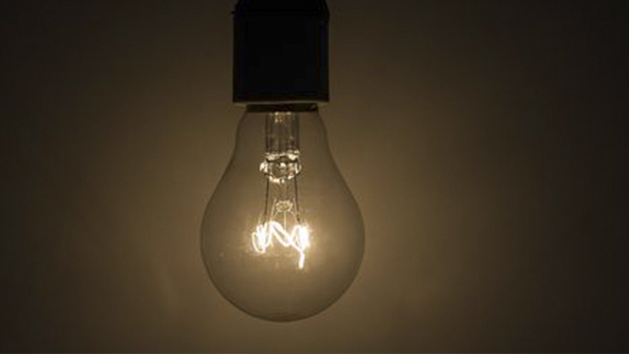 Cobrança extra na conta de luz continua em agosto, diz Aneel