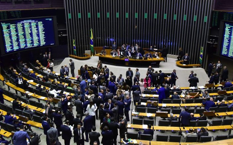 Câmara instaura comissão especial da PEC da Anistia que livra partidos de multas e punições