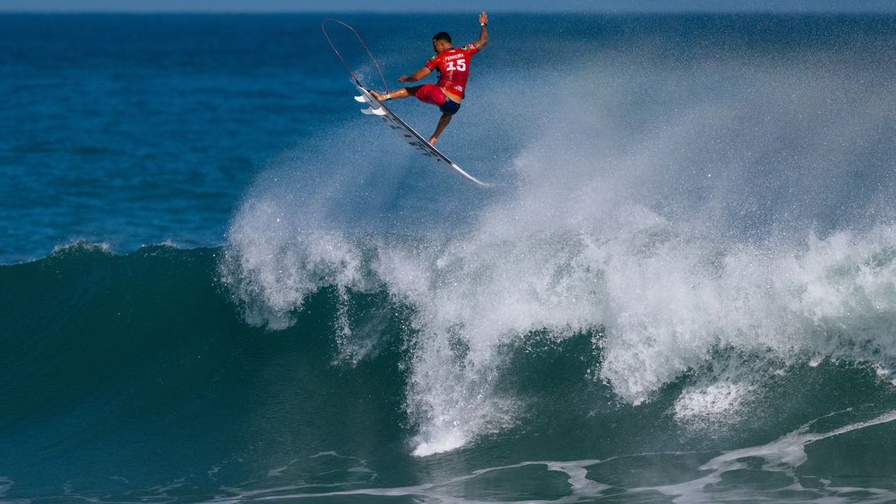 Com quatro surfistas, Brasil segue na briga pelo título em Saquarema