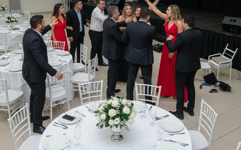 Barraco em formatura: música 'Helicóptero', de DJ Guuga e MC Pierre, gera confusão no Recife