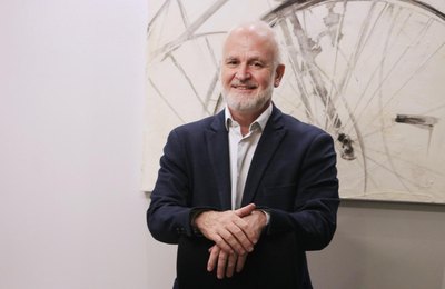 Cinco formas de economizar na compra de material escolar e como decidir se compra à vista ou parcelado