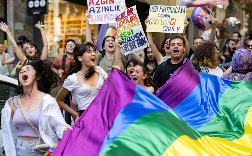 Turquia prende pelo menos 15 manifestantes em Parada do Orgulho LGBT