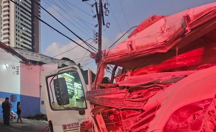 frente do caminhão parcialmente destruída com o impacto