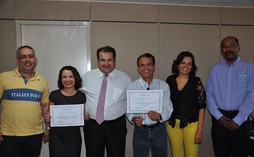 Premiados entregam certificados ao secretário da Fazenda