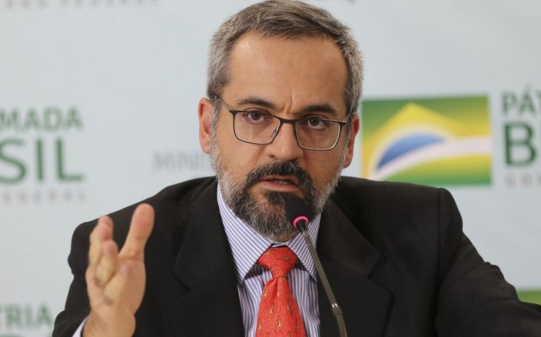 Parlamentares tentam suspender revogação de Weintraub a cotas para negros