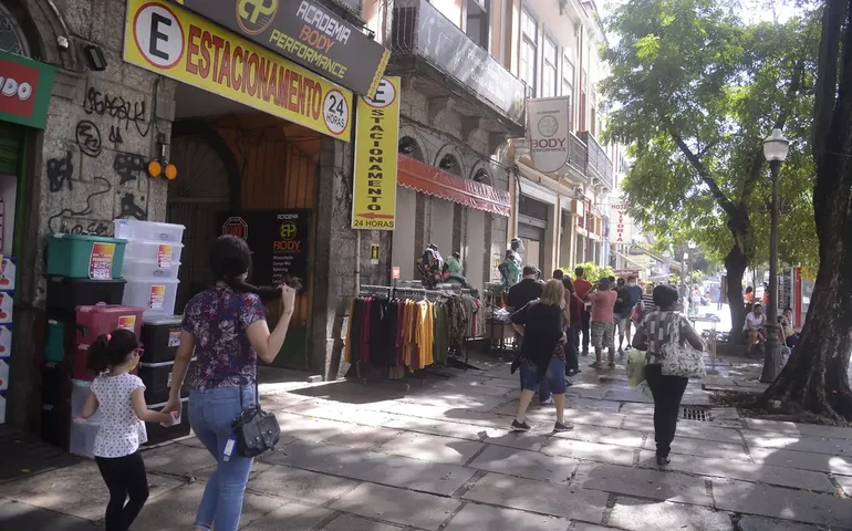 Comércio varejista recua 0,3% em outubro, diz IBGE