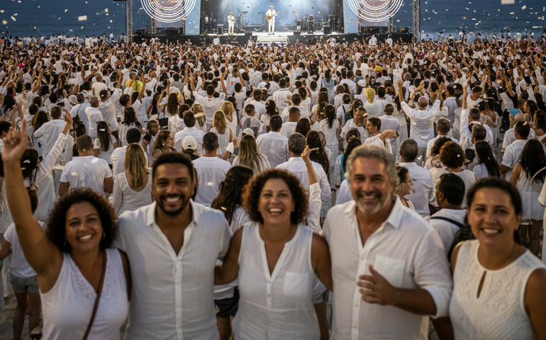 Gilberto Gil abre show do Palco Rio no réveillon de Copacabana e recebe homenagem do amigo Chico Buarque
