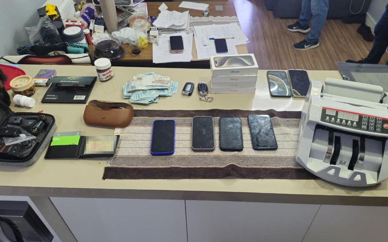 Operação “Falso Precatório”: PCAL apreende dinheiro, carros e eletrônicos de grupo que movimentou milhões em golpes