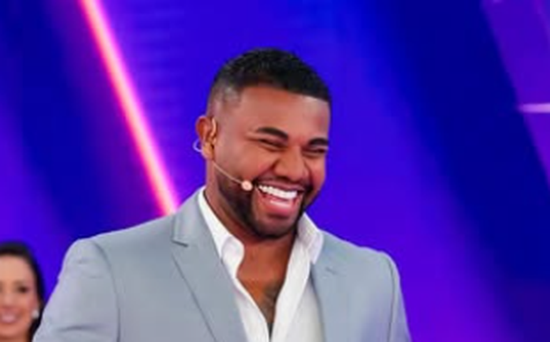 Ex-'BBB' Davi Brito anuncia que será pai: 'Papai calabreso'