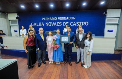Vereador Allan Pierre entrega título de cidadã honorária à advogada Cristiana Maya de Omena Calheiros