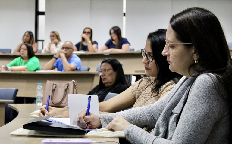 Educadores da rede estadual participam de formação na FGV