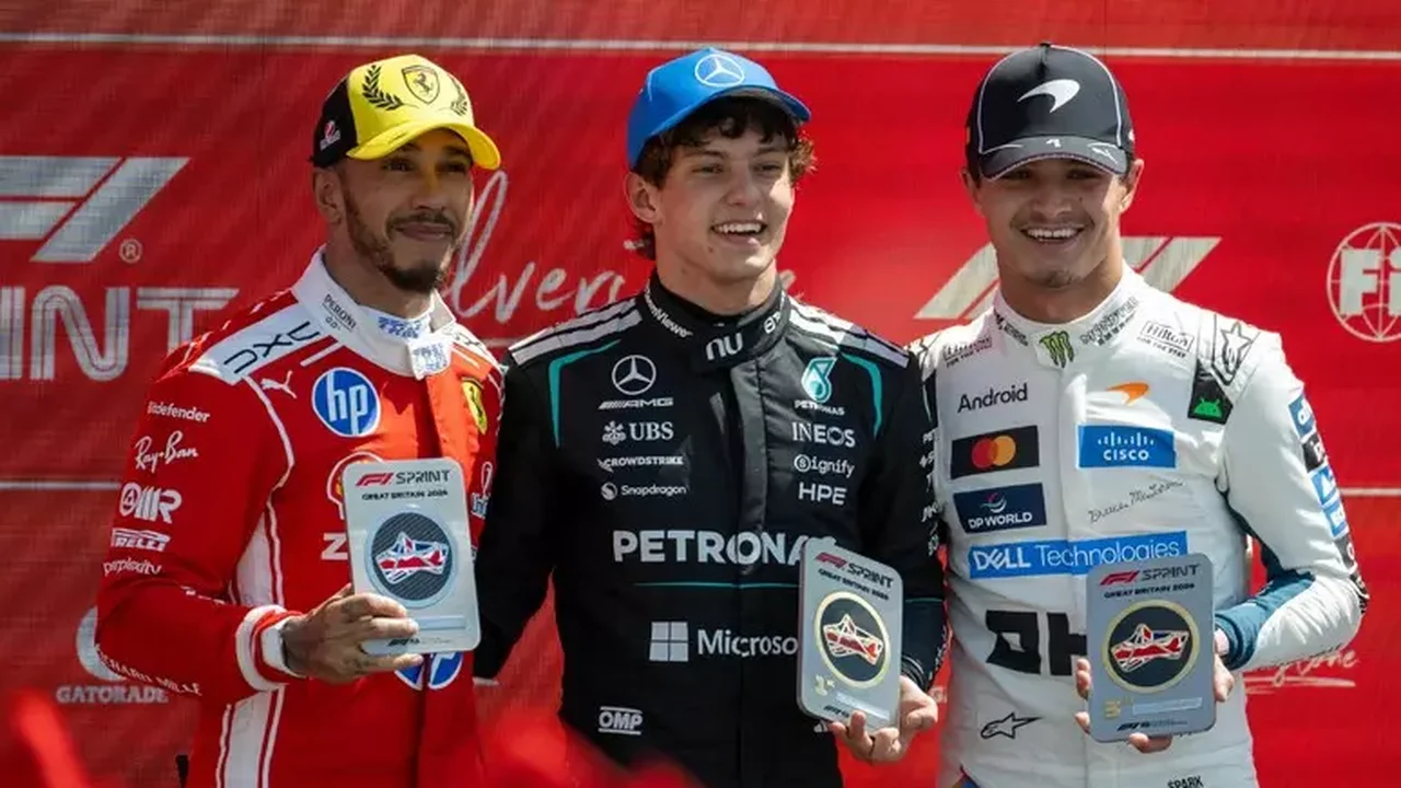Antonelli supera Hamilton e vence sprint em Silverstone