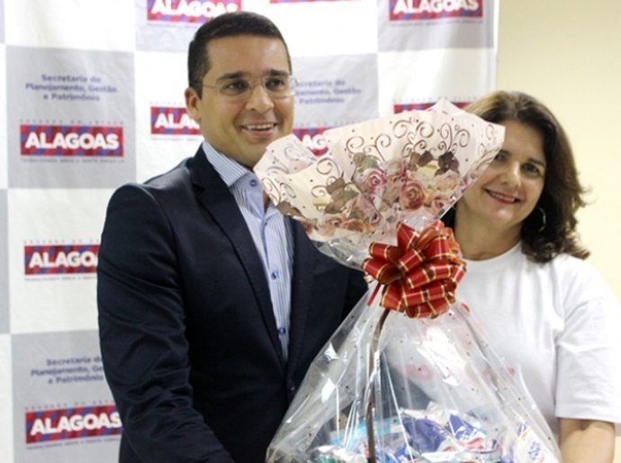 Seplag entrega mais de 1200 pacotes de leite para instituições