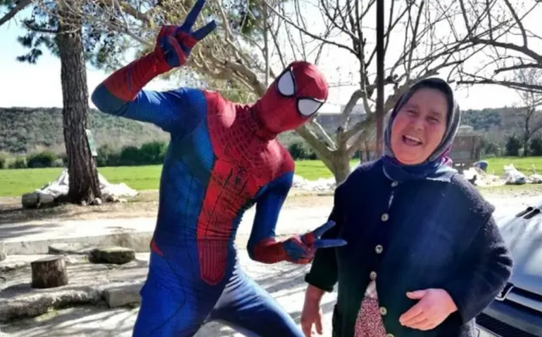 Na Turquia, ‘Homem-Aranha’ distribui mantimentos para grupo de risco