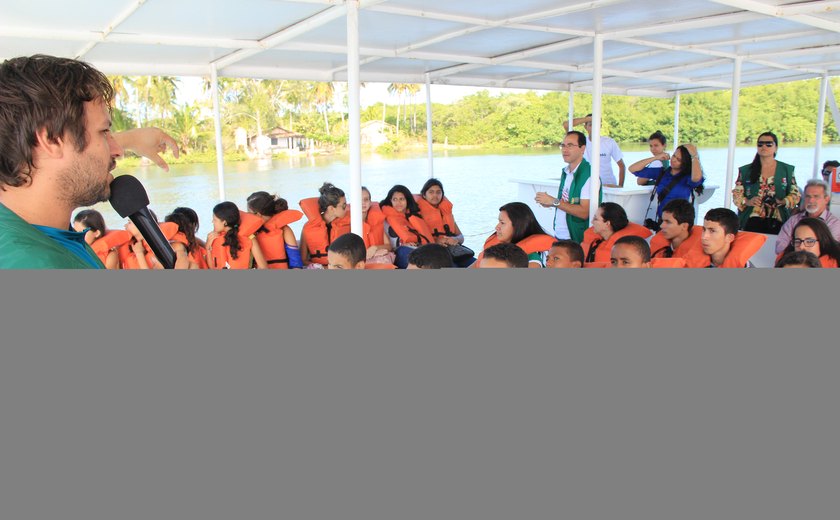 Barco-escola do IMA recebe alunos de Palmeira do Índios