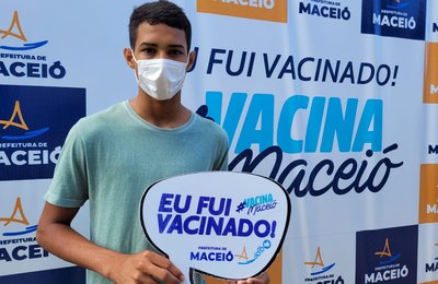 Maceió vacina adolescentes de 12 anos contra a Covid-19 