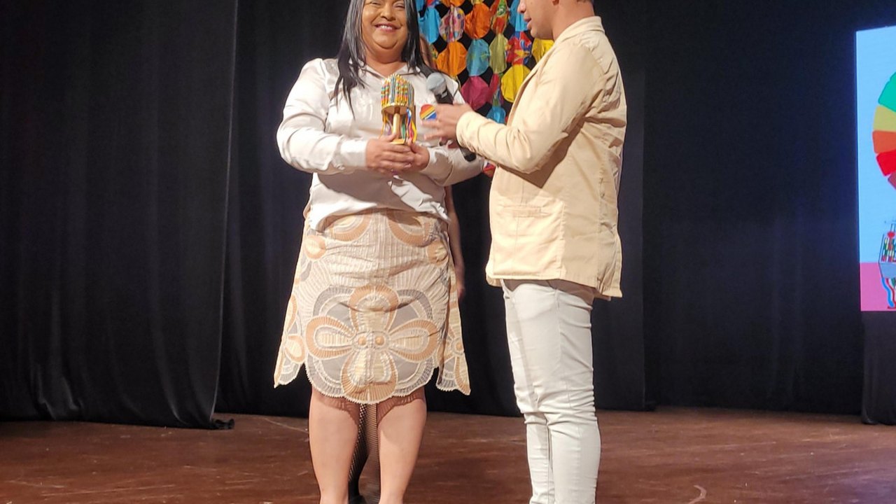 Secretária da Mulher recebe Prêmio Guerreiros da Diversidade