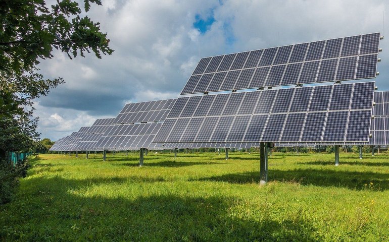 Trump cancela projeto solar de 6,2 GW e favorece combustíveis fósseis nos EUA, diz mídia