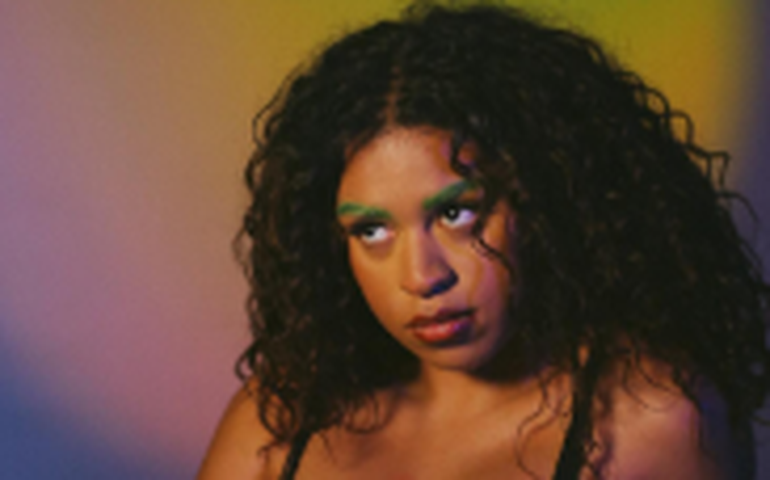 'Sou uma nepo baby, mas estou fazendo meu negócio', diz Flor, filha de Seu Jorge, que lança primeiro álbum