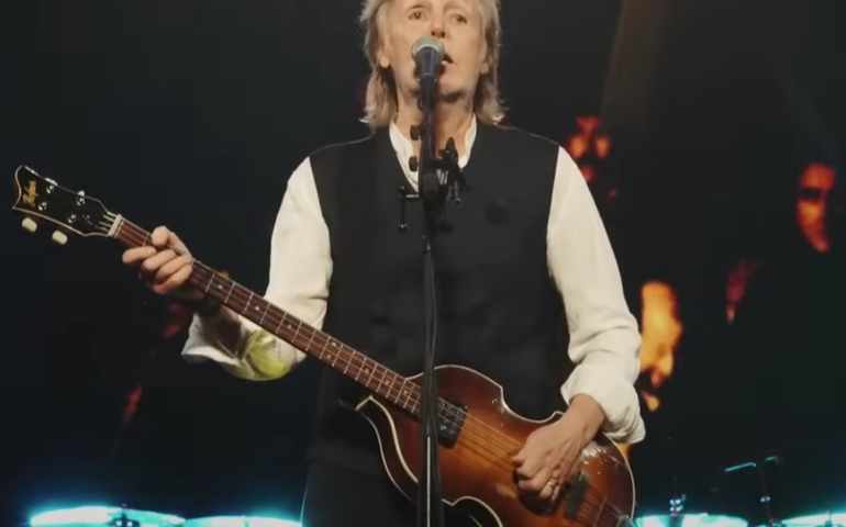 Paul McCartney canta de surpresa em show de Bruce Springsteen; veja quais foram as músicas