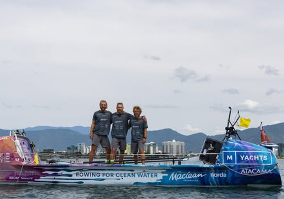 Irmãos escoceses batem recorde ao cruzar o Pacífico em barco a remo após 139 dias no mar