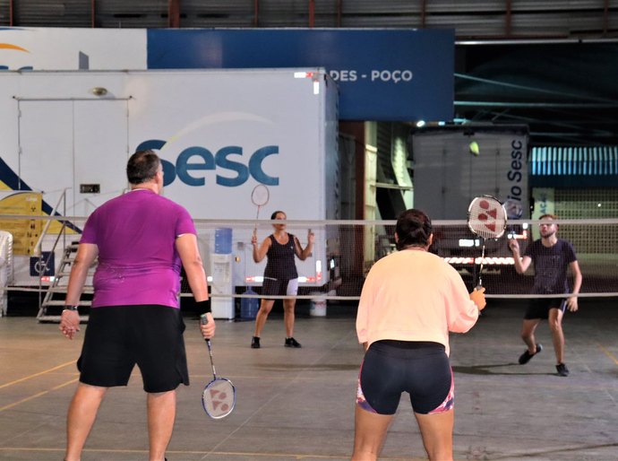 Projeto Esporte Para Todos disponibiliza aulas gratuitas de vôlei e badminton