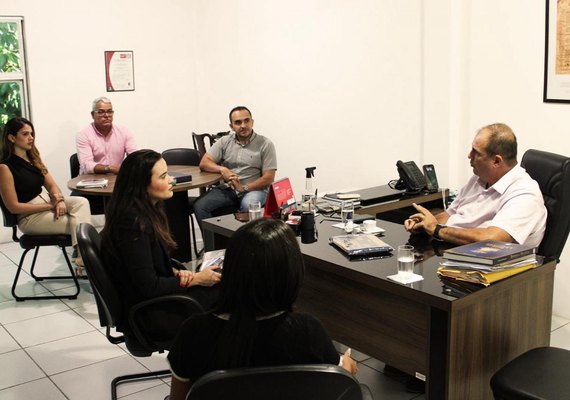 Imprensa Oficial Graciliano Ramos recebe controladora-geral em campanha contra assédio moral