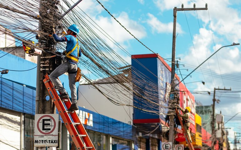 AT&T anuncia plano para expandir rede de fibra e autoriza recompra de ações