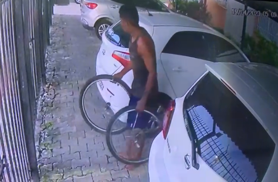 Homem é flagrado invadindo condomínio e furtando bicicleta em Aracaju