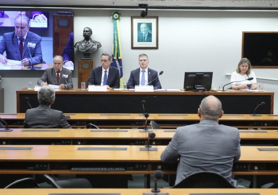 Comissão especial de juristas aprova anteprojeto de nova legislação para portos; trabalhadores protestam
