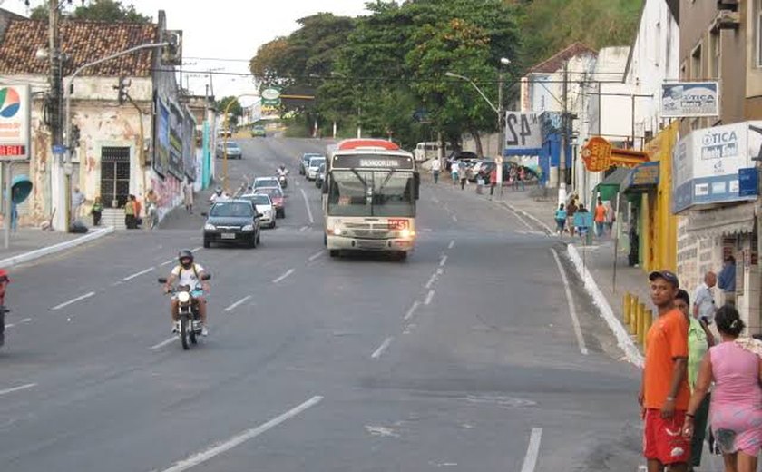 Poste cai em cima de prédio após ser atingido por carro na Ladeira dos Martírios