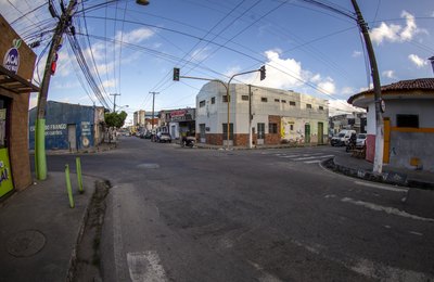 Obra em rede de drenagem modifica trânsito no Poço neste domingo