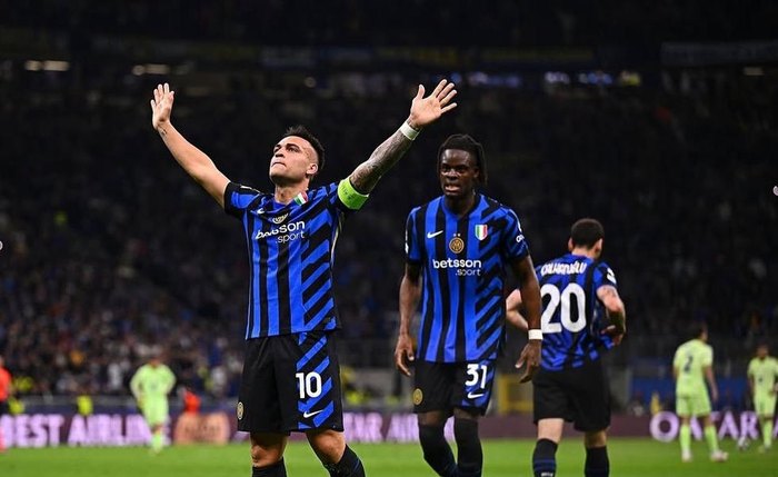 Lautaro Martínez com a camisa da Inter de Milão Lautaro Martínez com a camisa da Inter de Milão