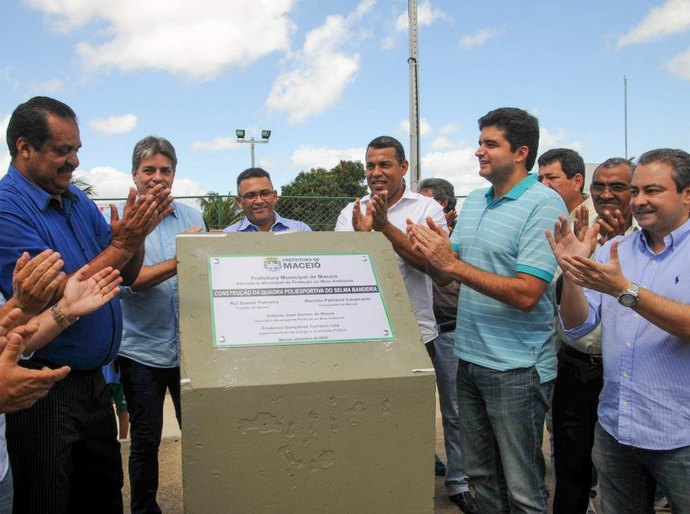 Rui Palmeira inaugura quadra poliesportiva no Selma Bandeira