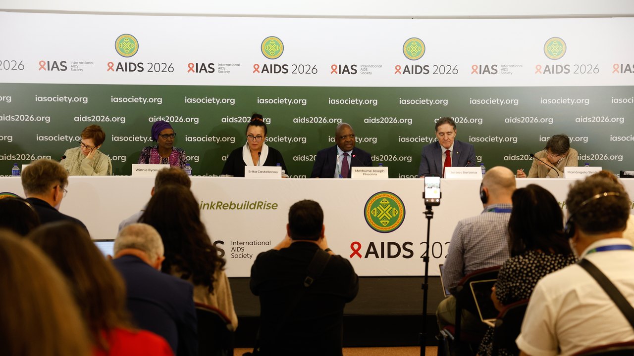 Infecções e mortes por HIV caem, mas falta de recursos ameaça avanços