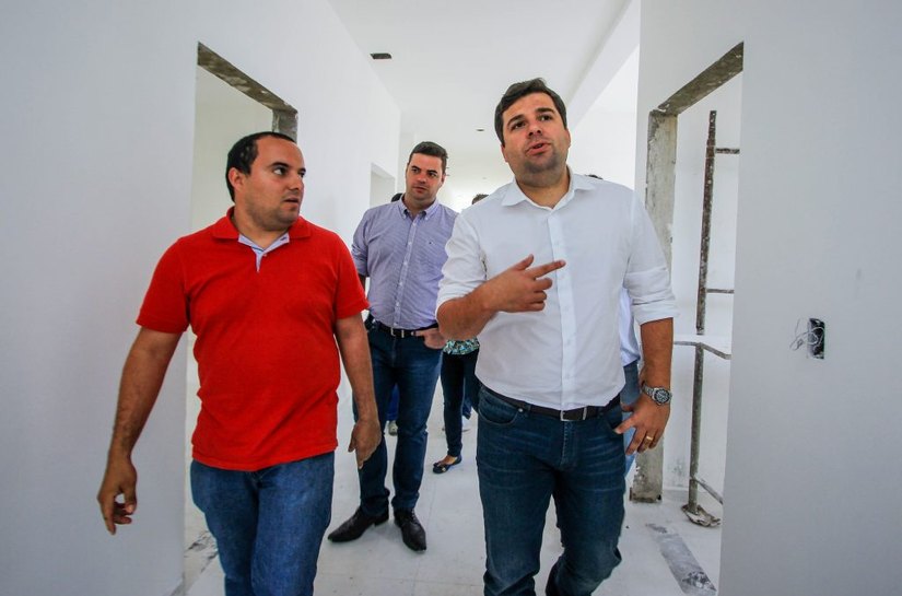 Marcelo Palmeira vistoria obras da construção de UBS da Santa Lúcia