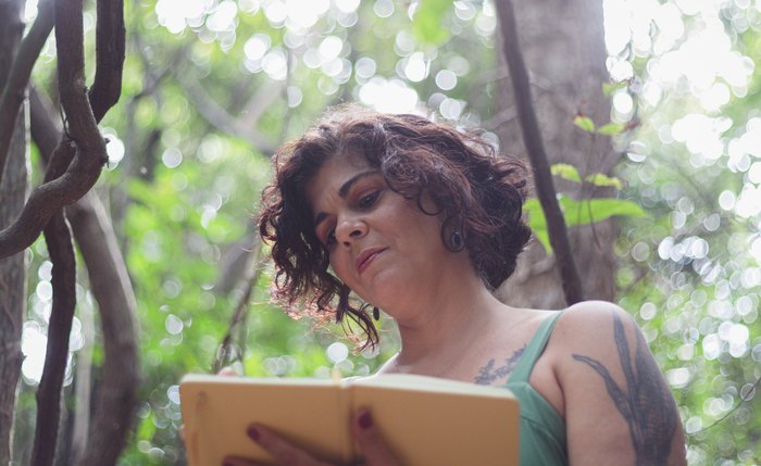 Em “O Suicídio das Borboletas”, Tatiana Magalhães revela escrita sensível e olhar onírico sobre o cotidiano