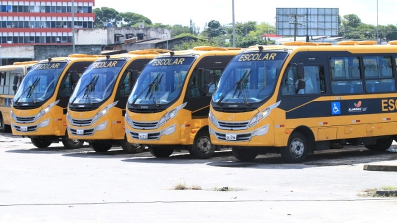 Seduc entrega 100 ônibus que atenderão 11 mil estudantes da rede estadual de Alagoas