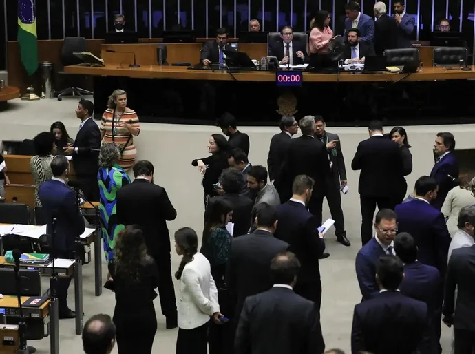 Plenário da Câmara repercute derrubada de decreto sobre IOF