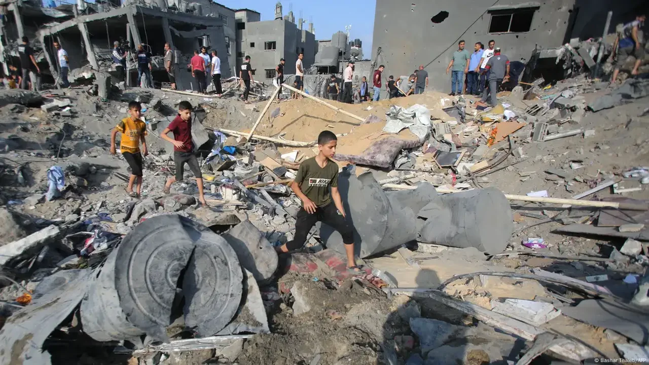 Israel bombardeia escola da ONU que abrigava deslocados em Khan Younis e ordena retirada de civis da Cidade de Gaza