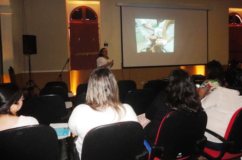 Técnicos da saúde discutem assistência humanizada ao recém-nascido