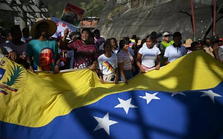 Trump anuncia 'bloqueio total' contra navios petroleiros da Venezuela