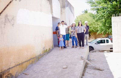 Prefeito Júlio Cezar e secretária de Educação visitam obras da Escola Douglas Apratto